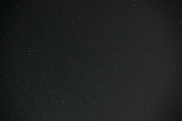 Caminho leitoso bonito em um céu noturno escuro com estrelas — Fotografia de Stock