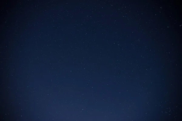 美丽的银河在黑暗的夜空与星星 — 图库照片