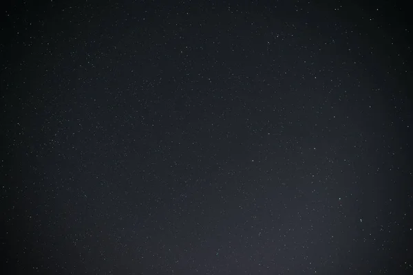 Bella via lattea in un cielo notturno buio con stelle — Foto Stock