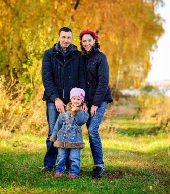 Altın sonbahar şehirde Küçük çocuklu aile, anne 