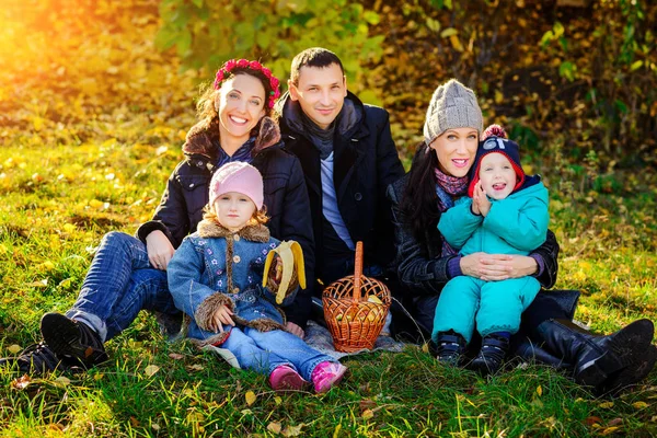 Grote en gelukkige familie in herfst Park.Picnic. — Stockfoto