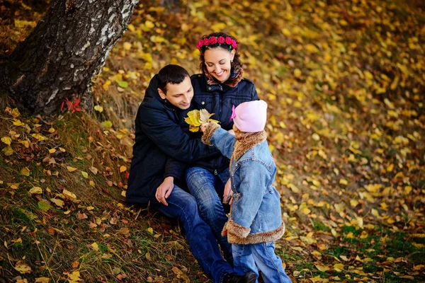 Los padres miran a los niños en el parque de otoño — Foto de Stock