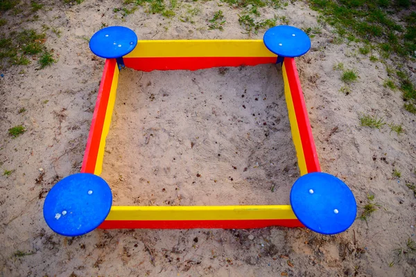 Un bonito parque infantil lleno de arenero. Rodeado de hierba verde , —  Fotos de Stock