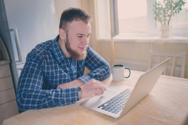 Executive iş adamı ile dizüstü bilgisayar çalışmaya konsantre yakın çekim.