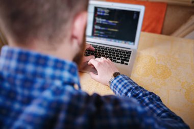 İşyerinde - dikiz dizüstü kullanarak iş adamı.