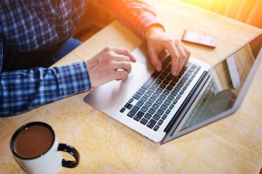 İşadamı closeup taşınabilir net-kitap üzerinde klavye.