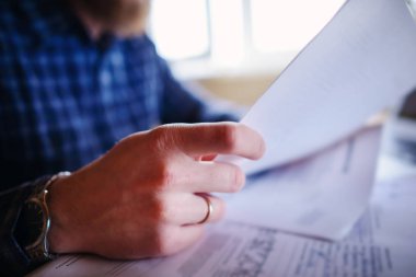 Yakışıklı adam mutfakta evde çalışma.