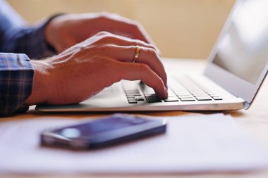 dizüstü bilgisayar kullanan bir işçinin yakın çekim.