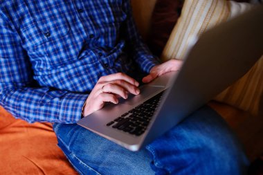 dizüstü bilgisayarınızda evde absorbe çalışan genç adam.