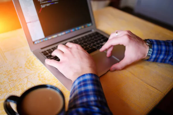 Primer Plano Del Hombre Negocios Teclado Libro Red Portátil —  Fotos de Stock