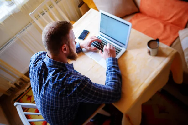 Surfa Nätet Office Självsäker Ung Man Arbetar Laptop Och Ler — Stockfoto