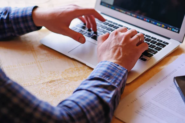 Primer Plano Del Hombre Negocios Teclado Libro Red Portátil —  Fotos de Stock