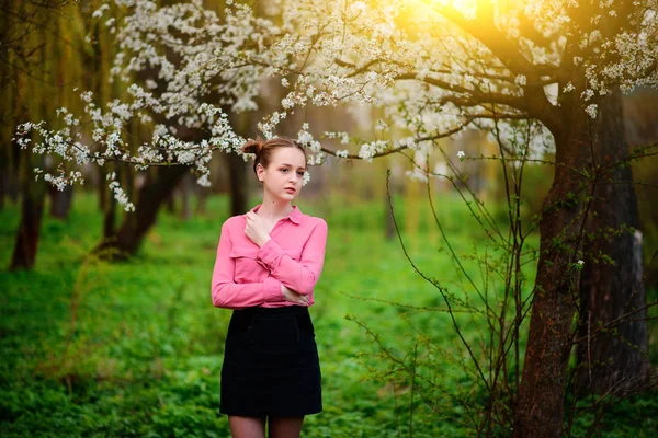 Sensualidade Feliz Bela Jovem Relaxante Parque Flores — Fotografia de Stock