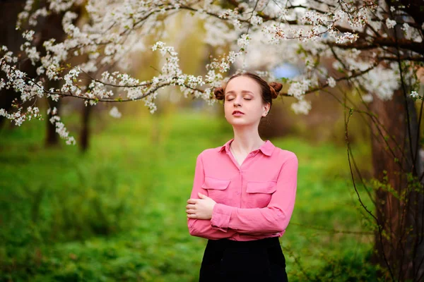 Sinnlichkeit Glücklich Schöne Junge Frau Entspannt Sich Blütenpark — Stockfoto