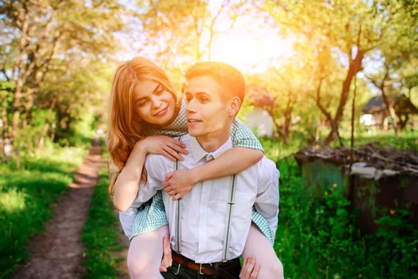 Porträtt Ung Man Ger Vacker Kvinna Piggyback — Stockfoto