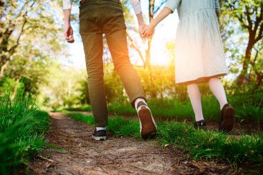 erkek arkadaşı ile yolda düşük açılı, geri görünüm gider.