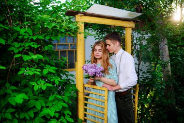 adam kız arkadaşı leylak bir buket verir..