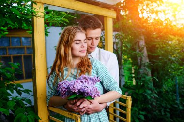 adam kız arkadaşı leylak bir buket verir..