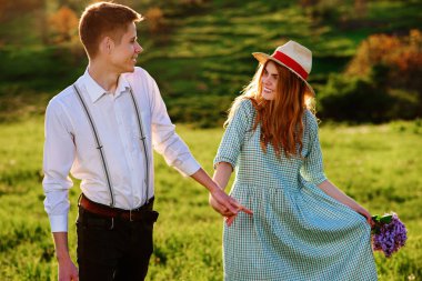 Kız arkadaşıyla parkta genç bir adam girer.