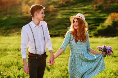 Kız arkadaşıyla parkta genç bir adam girer.