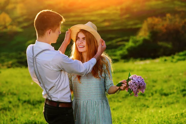 Jovem Caminha Com Sua Namorada Parque Homem Segurando Chapéu Menina — Fotografia de Stock