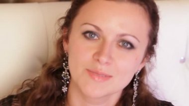 Şarkı söyleyen güzel bir kızın yüzü.