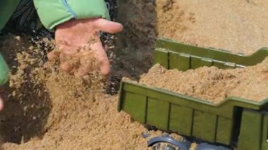 Kumla oynayan mutlu çocuk