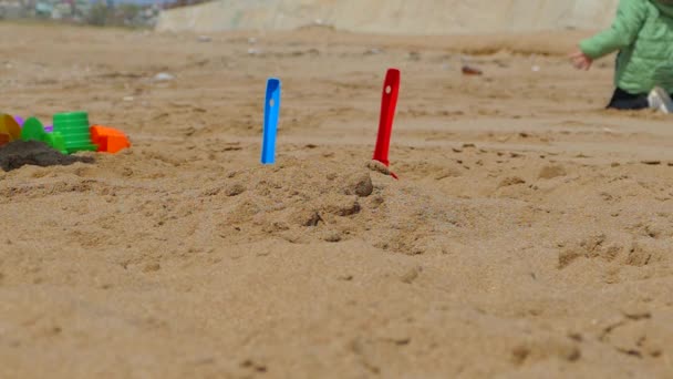 Homem jogando brinquedos na areia — Vídeo de Stock