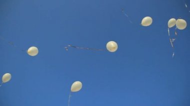Gökyüzünde uçan balonlar.
