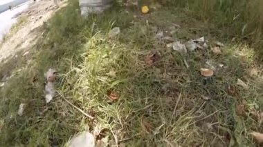 Baba ve çocuk çöpçülük, ağır çekim