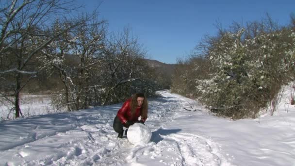 Chica esculpir muñeco de nieve — Vídeo de stock