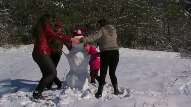 Famiglia che gioca nella neve invernale — Video Stock