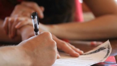 Sevgi dolu bir çift bir prenuptial anlaşma imzaladı.
