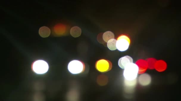 Oskärpa natt trafik — Stockvideo
