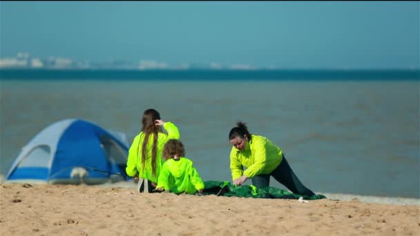 Voyage en famille à la plage avec une tente . — Video