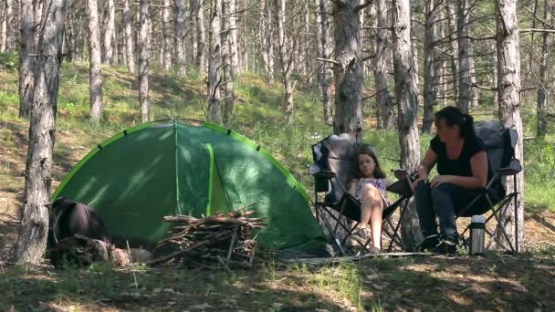 Familia en el bosque con una tienda de campaña — Vídeos de Stock