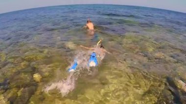 Denize mesafe 4 içine iki genç dalış