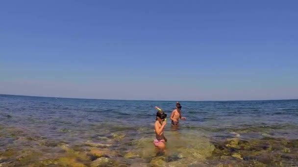 Zwei Teenager tauchen ins Meer 5 — Stockvideo