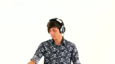 Modern adam kulaklık müzik ile dans