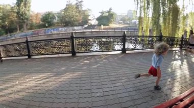 Ağır çekim. Çocuk güvercinleri korkutmak.