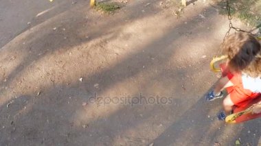 Ağır çekim. Çocuk salıncağa binmek