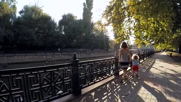 Lento movimiento. Niño y niña tomados de la mano . — Vídeo de stock