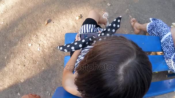 Bambino ragazza giocando smartphone — Video Stock