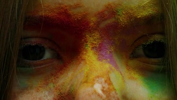 4k Colourful. Woman in Holy Powder Smiling at camera — Stock Video