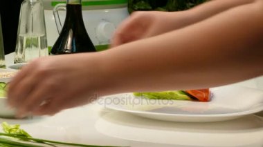 4k video. Balık yemek.