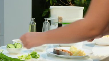 4k video. Vintage bir tabağa somon sos ile Buhar sebze