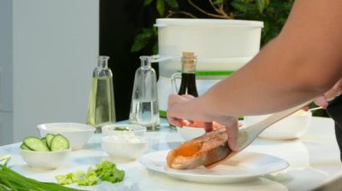 4k video. Tabak patates, somon.