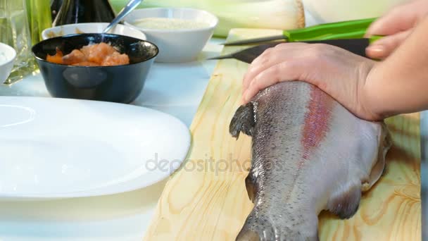 Vídeo 4k. Mujer corta la cabeza cocinar salmón fresco . — Vídeo de stock