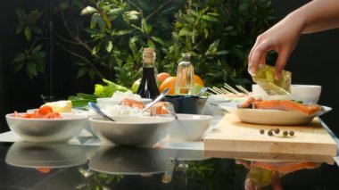 4k video. Cook hazırlanıyor biftek kırmızı balık.