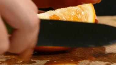 Yakın çekim. Orange, bir bıçak ile kesmek.
